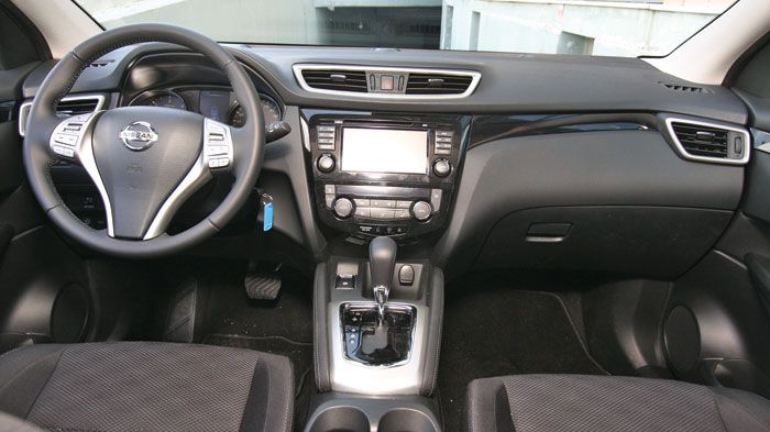 Μοντέρνο και ποιοτικό το εσωτερικό του Nissan Qashqai με έντονη hi-tech αύρα.